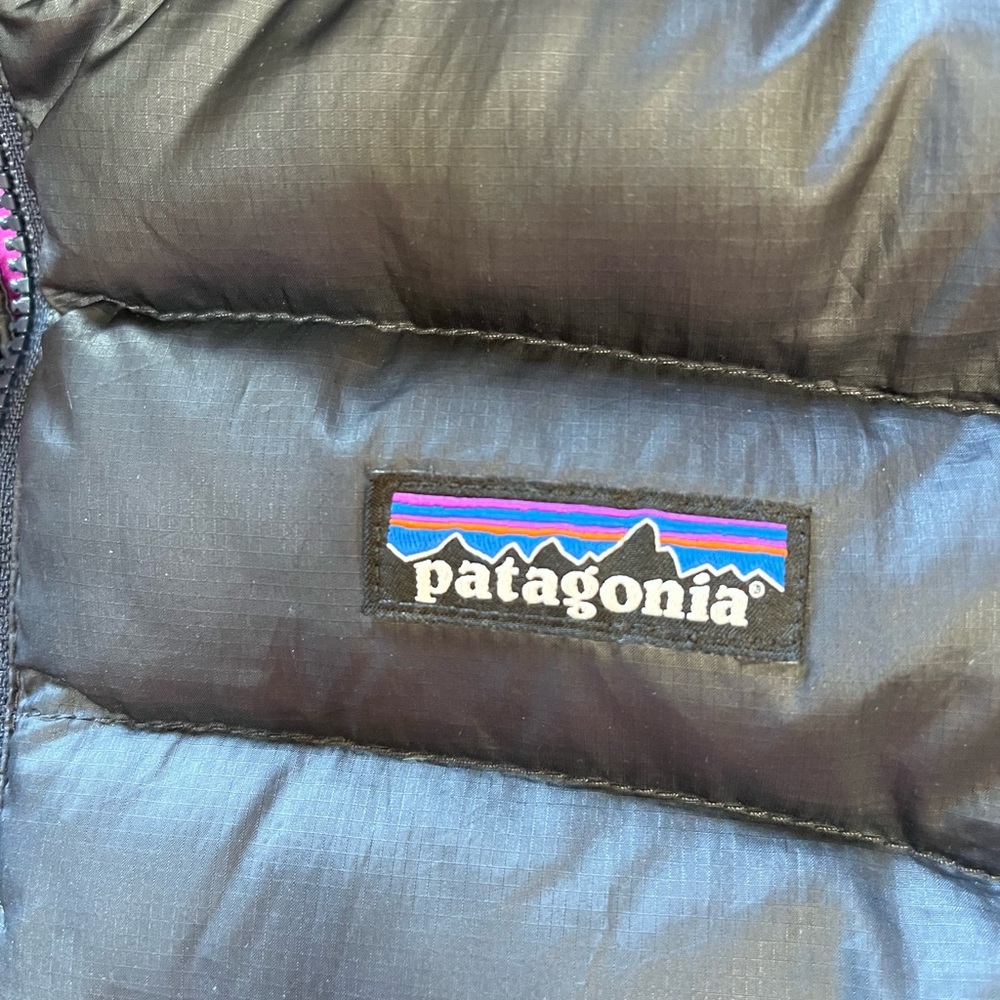Patagonia Puffy Slim Longer style Sz 12 GUC with small rip - Black and Fuchsia - Picture 6 of 7